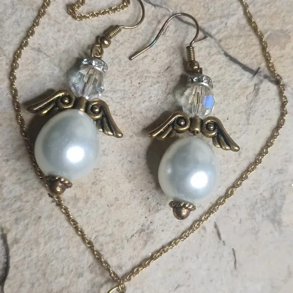 Pearl Angels wings necklace and earrings set - Picture 4 of 5